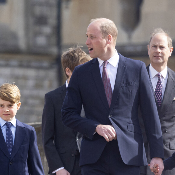 Le prince William, duc de Cambridge, le prince George de Cambridge, et la princesse Charlotte de Cambridge, arrivent à la chapelle Saint-Georges de Windsor pour assister à la messe de Pâques, le 17 avril 2022. 