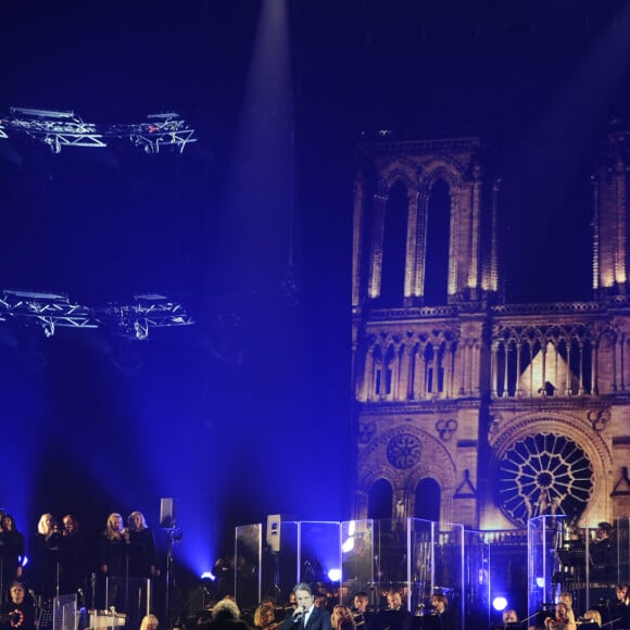 Concert hommage à Bercy de la comédie musicale "Notre Dame de Paris", 13 ans après sa création en 1998 par Luc Plamondon et Richard Cocciante. Ce concert réunit les artistes originaux accompagnés de 70 musiciens et de 40 choristes. Hélène Ségara (Esmeralda), Daniel Lavoie (Frollo), Garou (Quasimodo), Bruno Pelletier (Gringoire), Patrick Fiori (Phoebus), Julie Zenatti (Fleur de lys) et Luck Mervil (Clopin). Paris, le 16 décembre 2001. © Patrick Carpentier/Bestimage