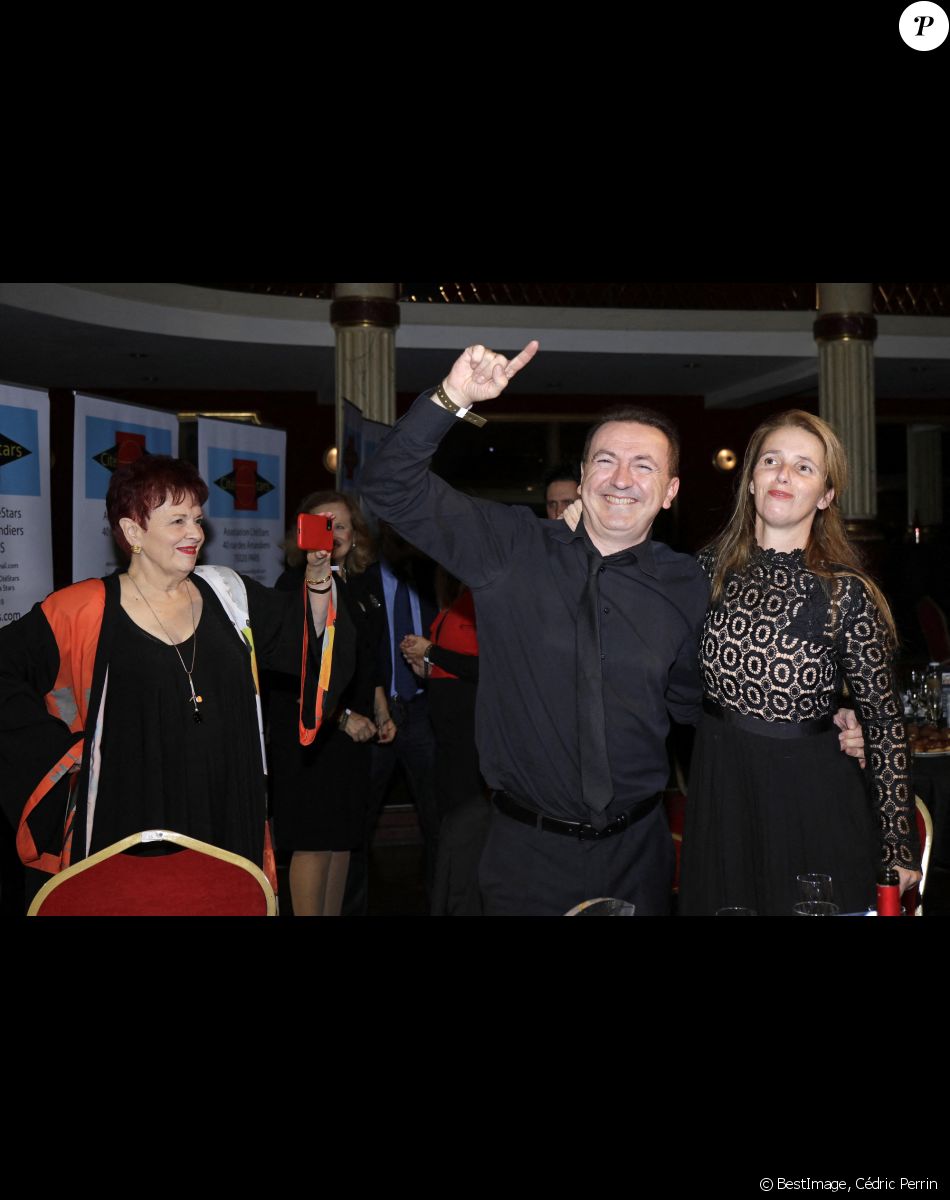 Fabienne Thibeault, Gérald Dahan et sa femme Claire - L'association Citéstars fête son 23ème anniversaire lors du dîner gala de la 2ème cérémonie des étoiles d'or 2021 à la salle Wagram, Paris le 28 novembre 2021. © Cédric Perrin/Bestimage