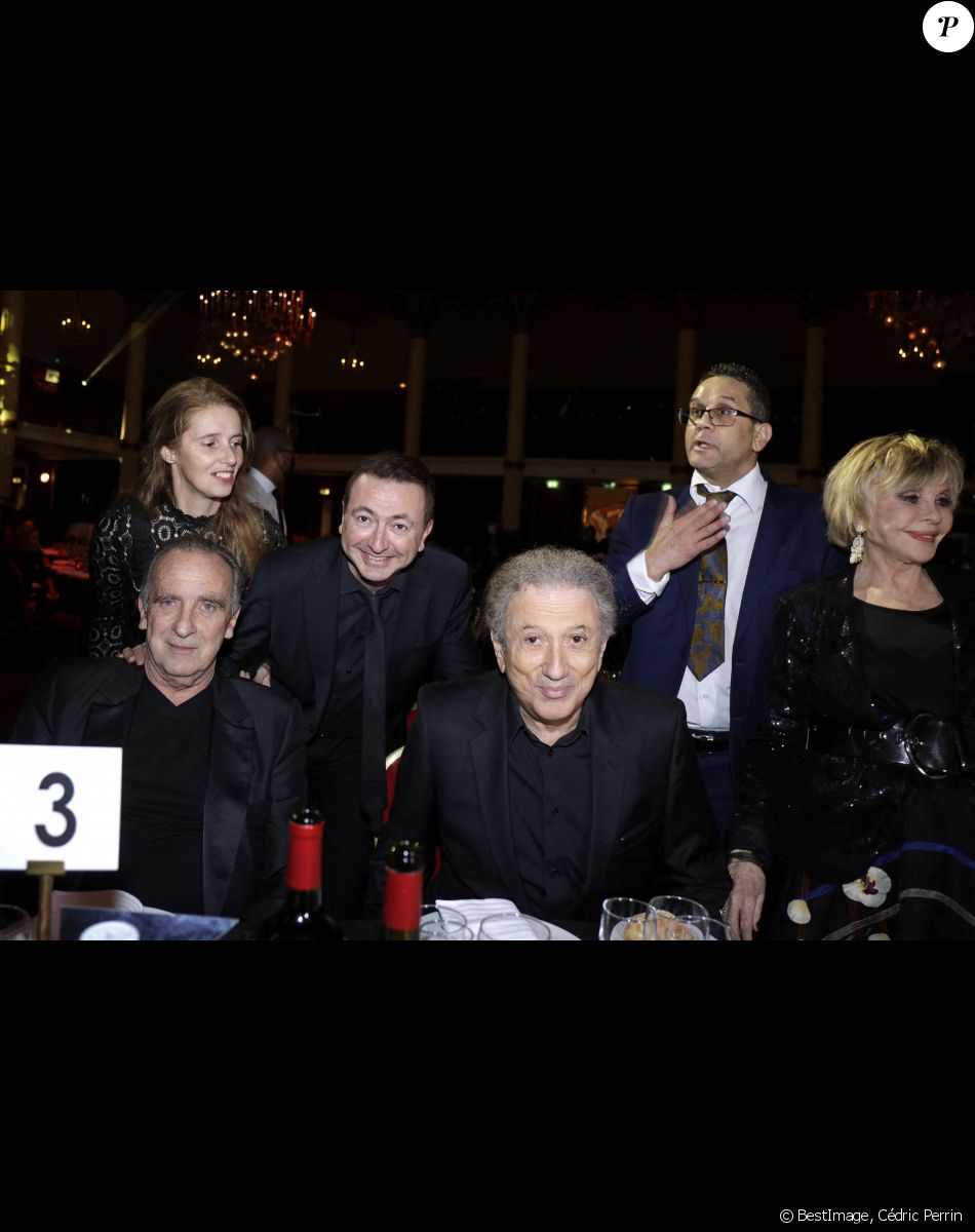 Yves Lecoq, Gérald Dahan, Michel Drucker, David Donadéi ( président de Citéstars), Sophie Darel - L'association Citéstars fête son 23ème anniversaire lors du dîner gala de la 2ème cérémonie des étoiles d'or 2021 à la salle Wagram, Paris le 28 novembre 2021. © Cédric Perrin/Bestimage