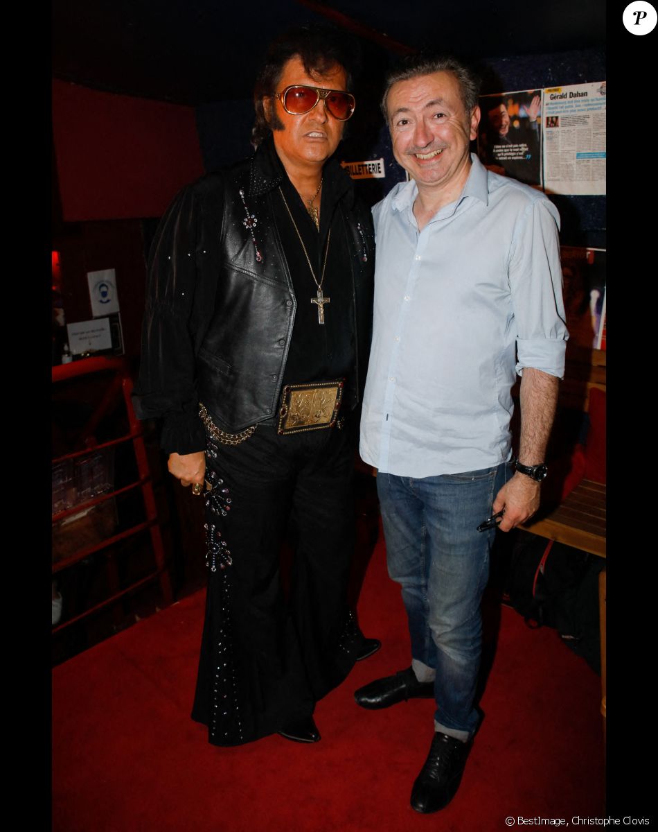 Exclusif - Eryl Prayer, Gérald Dahan (propiétaire et DA du bateau théâtre) Concert de Eryl Prayer (sosie d'Elvis Presley) lors de la tournée "Elvis Tour intimiste" avec la participation de Loana au bateau théâtre "Le Nez Rouge" à Paris, le 26 juin 2021. © Christophe Clovis / Bestimage