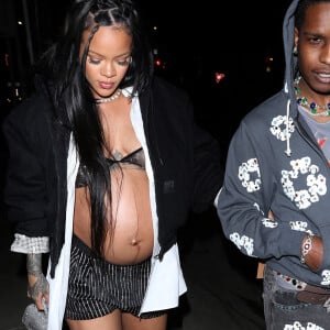 Rihanna enceinte et son compagnon ASAP Rocky arrivent au restaurant Giorgio Baldi pour un dîner de baby shower avec sa famille et ses amis à Santa Monica, Los Angeles