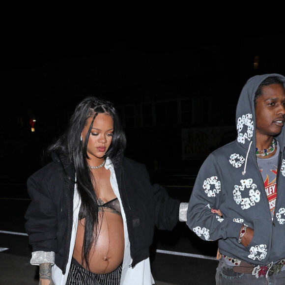 Rihanna enceinte et son compagnon ASAP Rocky arrivent au restaurant Giorgio Baldi pour un dîner de baby shower avec sa famille et ses amis à Santa Monica, Los Angeles, Californie, Etats-Unis, le 23 avril 2022.