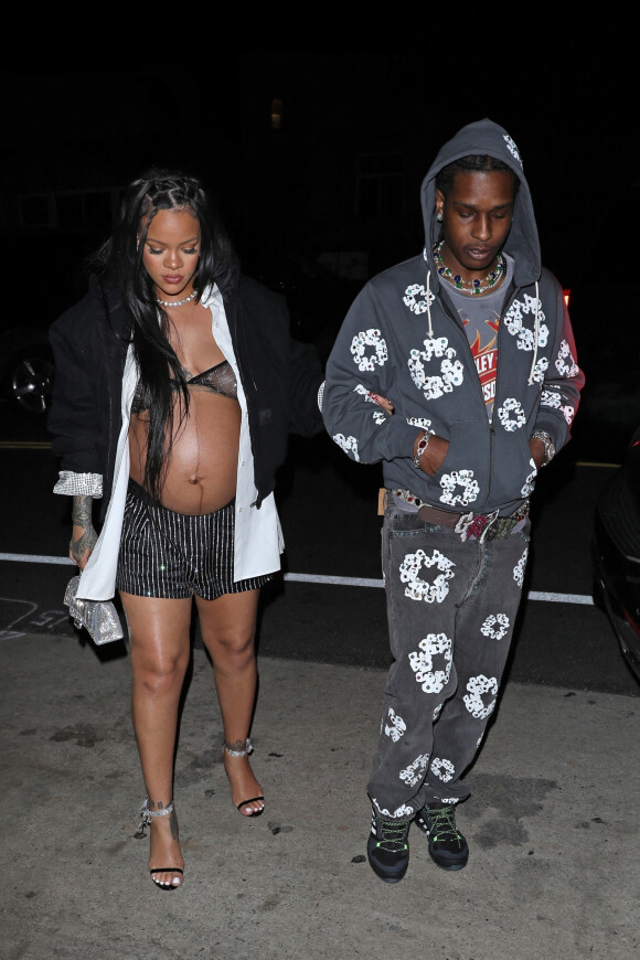 Rihanna enceinte et son compagnon ASAP Rocky arrivent au restaurant Giorgio Baldi pour un dîner de baby shower avec sa famille et ses amis à Santa Monica, Los Angeles, Californie, Etats-Unis