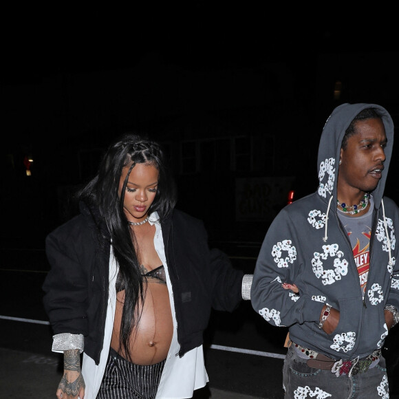 Rihanna enceinte et son compagnon ASAP Rocky arrivent au restaurant Giorgio Baldi pour un dîner de baby shower avec sa famille et ses amis à Santa Monica, Los Angeles, Californie, Etats-Unis, le 23 avril 2022.