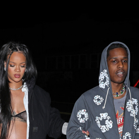 Rihanna enceinte et son compagnon ASAP Rocky arrivent au restaurant Giorgio Baldi pour un dîner de baby shower avec sa famille et ses amis à Santa Monica, Los Angeles, Californie, Etats-Unis, le 23 avril 2022.