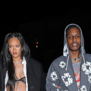 Rihanna enceinte et son compagnon ASAP Rocky arrivent au restaurant Giorgio Baldi pour un dîner de baby shower avec sa famille et ses amis à Santa Monica, Los Angeles, Californie, Etats-Unis, le 23 avril 2022.