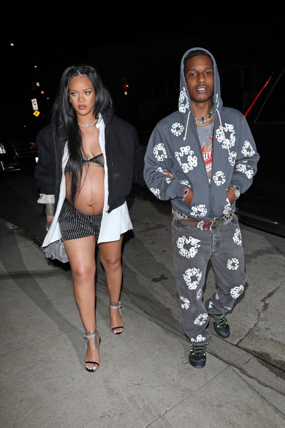 Rihanna enceinte et son compagnon ASAP Rocky arrivent au restaurant Giorgio Baldi pour un dîner de baby shower avec sa famille et ses amis à Santa Monica, Los Angeles, Californie, Etats-Unis, le 23 avril 2022.