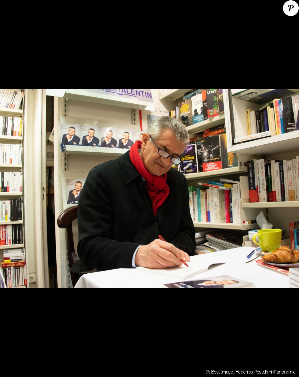 Jean Lassalle, candidat aux élections présidentielles, dédicace son livre "La France Authentique" à la librairie Valentin à Paris, le 31 mars 2022