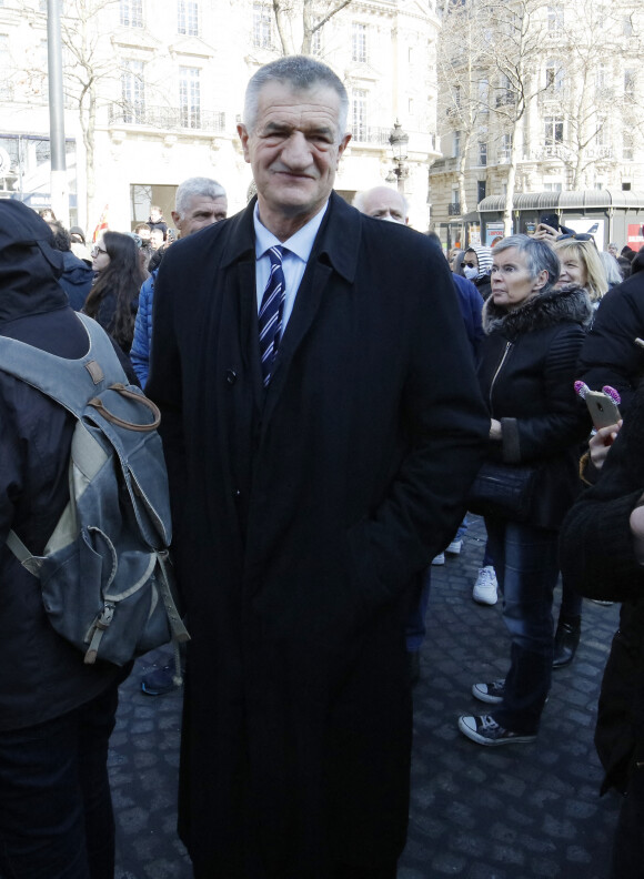 Jean Lassalle (candidat à l'élection présidentielle) - Les folies Béarnaises : 2000 brebis défilent sur les Champs-Elysées pour clôturer le Salon International de l'Agriculture le 6 mars 2022.