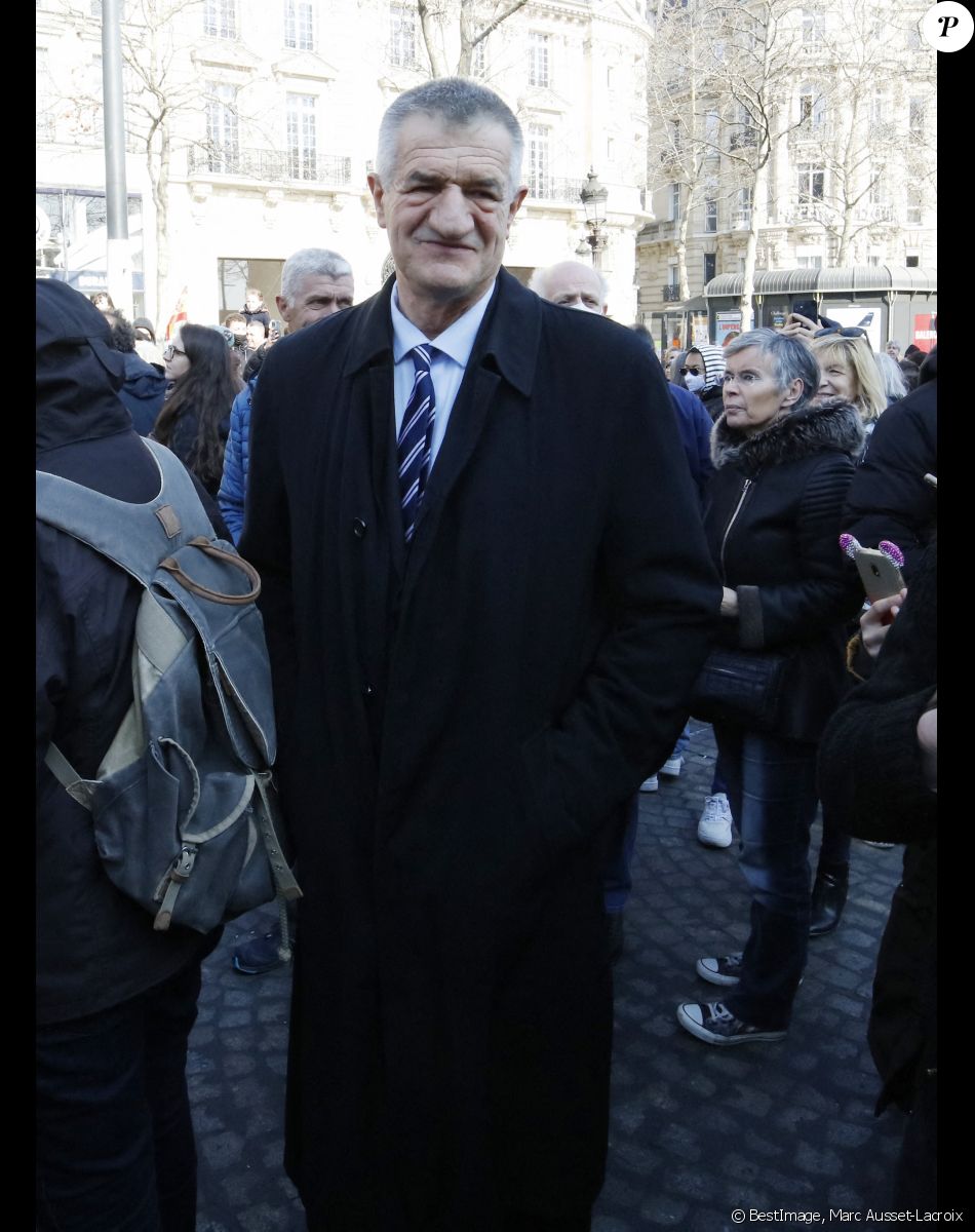 Jean Lassalle (candidat à l'élection présidentielle) - Les folies Béarnaises : 2000 brebis défilent sur les Champs-Elysées pour clôturer le Salon International de l'Agriculture le 6 mars 2022.