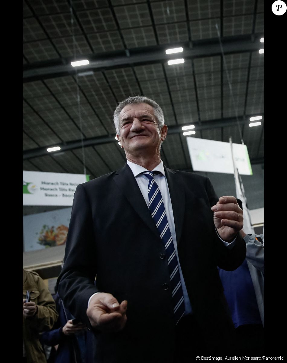 Jean Lassalle, candidat du parti "Résistons !" à l'élection présidentielle 2022,visite le Salon international de l'agriculture au parc des expositions Paris Expo Porte de Versailles à Paris, France, le 2 mars 2022.