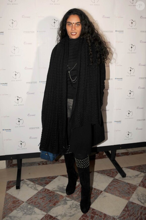 Cynthia Brown, à l'occasion du défilé printemps/été 2010 de la créatrice Eva Minge, qui s'est tenu à l'hôtel Crillon, à Paris, le 25 janvier 2010.
