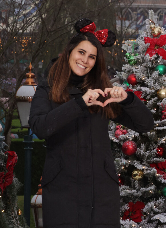 Karine Ferri - Les célébrités fêtent Noël à Disneyland Paris en novembre 2021. La féérie de Noël brille de mille feux à Disneyland Paris ! Pour célébrer l’ouverture de la saison, plusieurs célébrités se sont retrouvées au Parc pour découvrir les festivités les plus magiques d’Europe et rencontrer les Personnages Disney dans leur plus beaux habits de Noël. © Disney via Bestimage 