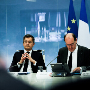 Gérald Darmanin, ministre de l'Intérieur, et Jean Castex, Premier ministre lors de la cellule de crise sur l'accueil des réfugiés ukrainiens en France au ministère de l'intérieur hôtel de Beauvau, à Paris, France, le 22 mars 2022.