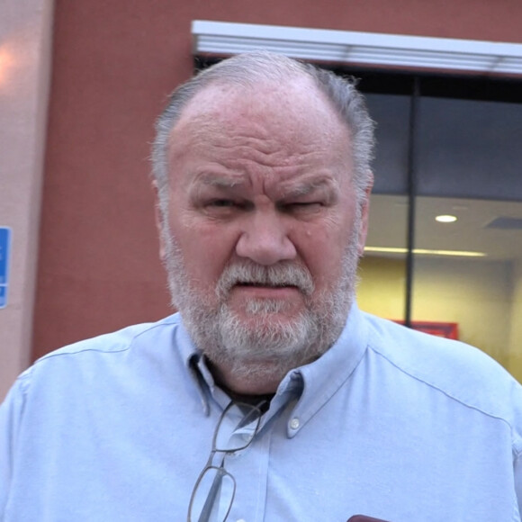 Exclusif - Thomas Markle est interviewé dans la rue au sujet de la polémique Spotify. Interviewer: "Bonjour, M. Markle. Il y a cette controverse sur Joe Rogan et ce dont il parle sur Spotify, et maintenant Neil Young ne veut pas qu'ils jouent sa musique. Qu'en pensez-vous? et aussi Harry et Meghan menacent de retirer leur podcast de Spotify. Thomas Markle dit: "Joe Rogan est un imbécile. Si Meghan et Harry font ça... Enfin, ils font quelque chose de bien et c'est peut-être un changement pour le bien." Los Angeles, le 1er février 2022.  EXCLUSIVE - Thomas Markle comments on the Spotify drama (Screen Grabs). Interviewer: "Hello, Mr. Markle. There is this controversy over Joe Rogan and what he talks about on Spotify, and now Neil Young doesn't want them to play his music. What do you think about that? and Also Harry and Meghan are threatening to remove their podcast from Spotify. Thomas Markle says: "Joe Rogan is a jerk. If Meghan and Harry are doing that.... Finally, they are doing something right and maybe it is a change for the good."