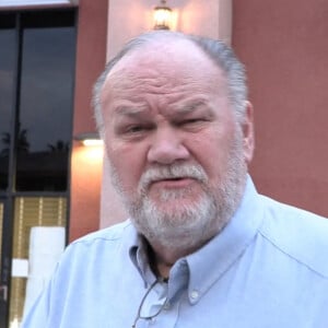 Exclusif - Thomas Markle est interviewé dans la rue au sujet de la polémique Spotify. Interviewer: "Bonjour, M. Markle. Il y a cette controverse sur Joe Rogan et ce dont il parle sur Spotify, et maintenant Neil Young ne veut pas qu'ils jouent sa musique. Qu'en pensez-vous? et aussi Harry et Meghan menacent de retirer leur podcast de Spotify. Thomas Markle dit: "Joe Rogan est un imbécile. Si Meghan et Harry font ça... Enfin, ils font quelque chose de bien et c'est peut-être un changement pour le bien." Los Angeles, le 1er février 2022.  EXCLUSIVE - Thomas Markle comments on the Spotify drama (Screen Grabs). Interviewer: "Hello, Mr. Markle. There is this controversy over Joe Rogan and what he talks about on Spotify, and now Neil Young doesn't want them to play his music. What do you think about that? and Also Harry and Meghan are threatening to remove their podcast from Spotify. Thomas Markle says: "Joe Rogan is a jerk. If Meghan and Harry are doing that.... Finally, they are doing something right and maybe it is a change for the good."