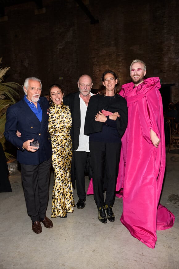 Le comte Gilberto Arrivabene, Manuela Luca Dazio, l'écrivain Douglas Couplan et la comtesse Bianca Arrivabene - Les célébrités au dîner "Valentino" lors de la 59ème Biennale de Venise, le 22 avril 2022. 