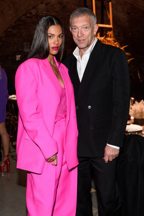 Tina Kunakey et son mari Vincent Cassel - Les célébrités au dîner "Valentino" lors de la 59ème Biennale de Venise, le 22 avril 2022. 