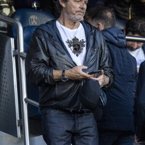 Jean-Luc Reichmann dans les tribunes lors du match de Ligue 1 "PSG - OM (2-1)" au Parc des Princes, le 17 avril 2022. © Agence/Bestimage