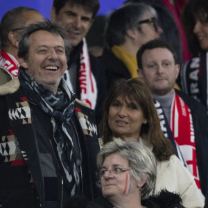 Jean-Luc Reichmann et sa femme Nathalie Lecoultre dans les tribunes lors du match de rugby du Tournoi des 6 Nations opposant la France à l'Angleterre au stade de France. © Cyril Moreau/Bestimage