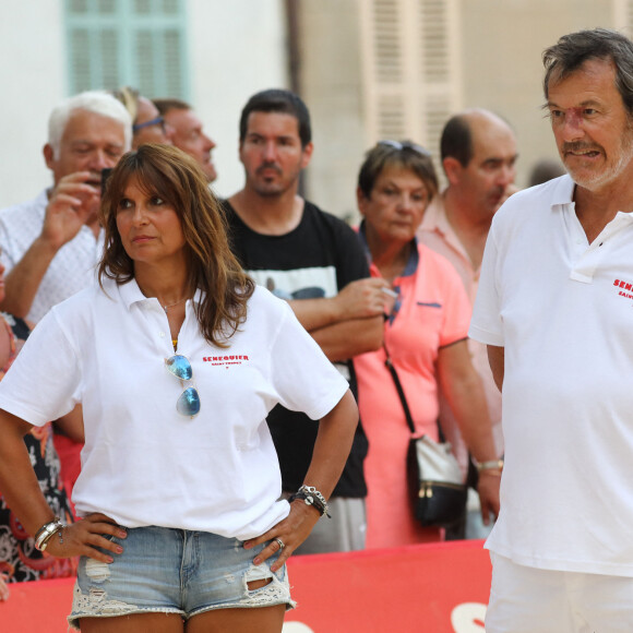 Jean-Luc Reichmann et sa femme Nathalie lors du trophée de pétanque "Sénéquier 209" sur la place des Lices à Saint-Tropez, Côte d'Azur, France, le 22 août 2019.