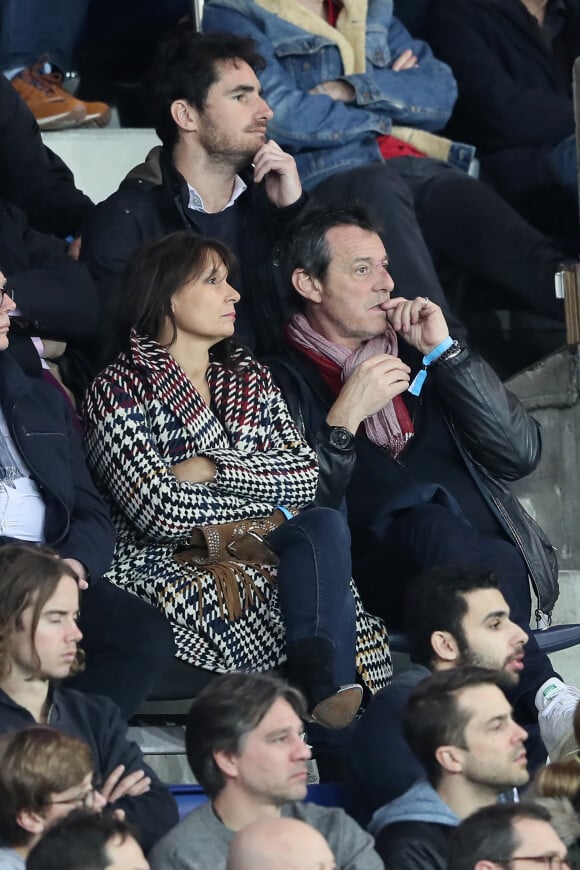 Jean-Luc Reichmann et sa femme Nathalie dans les tribunes du match de football de Ligue 1 PSG - Monaco au Parc des Princes à Paris, le 15 avril 2018.