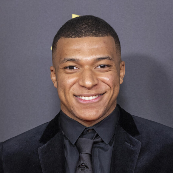 Kylian Mbappé - Photocall de la cérémonie du Ballon d'Or 2021 au Théâtre du Châtelet le 29 novembre 2021. © Cyril Moreau/Bestimage