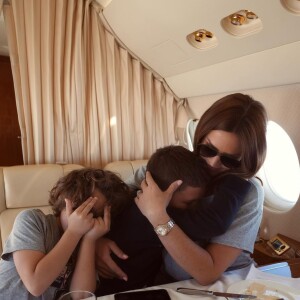Vitaa et ses deux fils en avion pour partir en vacances @ Instagram / Vitaa