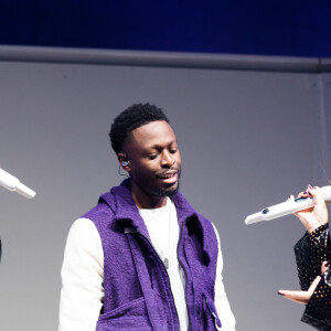 Dadju - Vitaa et Slimane sur la scène de l'AccorHotels Arena à Paris pour leur tournée " Versus Tour" le 22 octobre 2021. © Tiziano Da Silva / Bestimage 