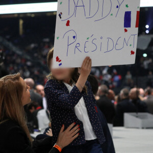 Exclusif - Tiphaine Auzière et sa fille Elise assistent au premier grand meeting du président de la République française et candidat du parti centriste La République en marche (LREM) à la réélection, Emmanuel Macron à la Défense Arena de Nanterre, France, le 2 avril 2022. Les sept petits-enfants du PR étaient présents au meeting