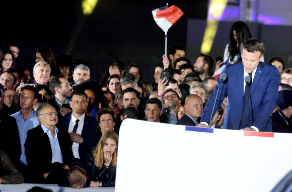 Les parents d'Emmanuel Macron, Jean-Michel Macron et Françoise Noguès au Champ de Mars le soir de sa victoire à l'élection présidentielle le 24 avril 2022.