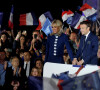 Les parents d'Emmanuel Macron, Jean-Michel Macron et Françoise Noguès au Champ de Mars le soir de sa deuxième victoire à l'élection présidentielle. Il est sur scène avec la première dame Brigitte Macron.