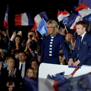 Les parents d'Emmanuel Macron, Jean-Michel Macron et Françoise Noguès au Champ de Mars le soir de sa deuxième victoire à l'élection présidentielle. Il est sur scène avec la première dame Brigitte Macron.