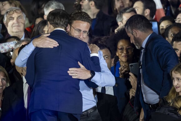 Le président Emmanuel Macron et son frère Laurent  au Champ de Mars le soir de sa victoire à l'élection prsidentielle le 24 avril 2022