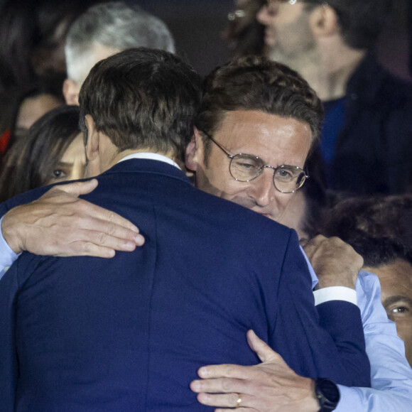 Le président Emmanuel Macron et son frère Laurent  au Champ de Mars le soir de sa victoire à l'élection prsidentielle le 24 avril 2022