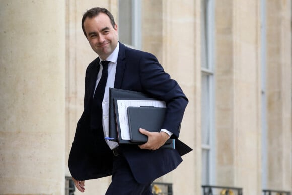 Sébastien Lecornu, ministre des Outre-Mer à la sortie du conseil des ministres, au palais de l'Elysée, à Paris, France, le 28 avril 2022.