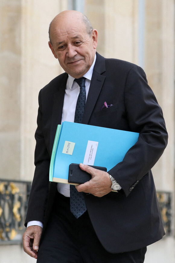Jean-Yves Le Drian, le ministre des Affaires étrangères à la sortie du conseil des ministres, au palais de l'Elysée, à Paris, France, le 28 avril 2022
