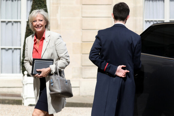 Sophie Cluzel, secrétaire d'Etat auprès du Premier ministre chargée des personnes handicapées à la sortie du conseil des ministres, au palais de l'Elysée, à Paris, France, le 28 avril 2022.