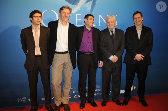 Jacques Perrin et Jacques Cluzaud entourés de leurs collaborateurs, à l'occasion de l'avant-première d'Océans, au Gaumont Opéra de Paris, le 26 janvier 2010.