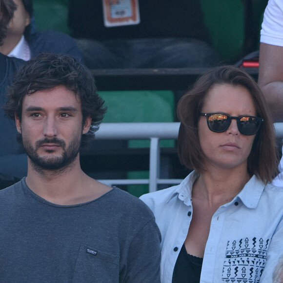 Laure Manaudou et son compagnon Jérémy Frérot (du groupe Fréro Delavega) dans les tribunes lors de la finale des Internationaux de tennis de Roland-Garros à Paris, le 7 juin 2015.