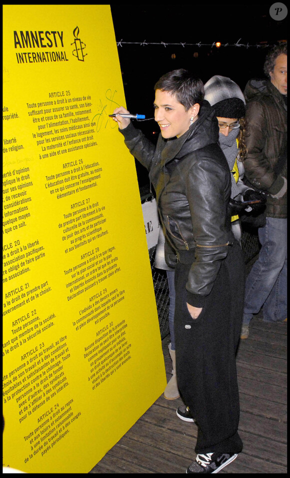Diam's - Rassemblement d'Amnesty International sur le pont des arts à Paris pour le 60ème anniversaire de la déclaration universelle des droits de l'Homme le 10 décembre 2008