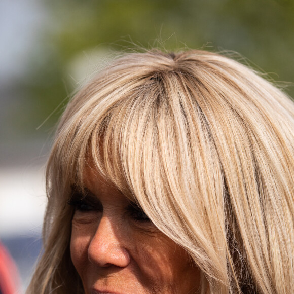 Brigitte Macron - Le président de la République et sa femme vont à l'hôpital d'Instruction des Armées Percy pour rencontrer des soldats blessés lors d'opérations extérieures et des soignants à Clamart, près de Paris, France, le 28 avril 2022. © Romain Gaillard/Pool/Bestimage 