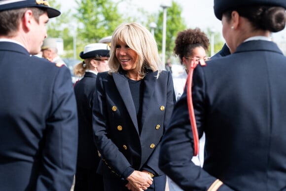 Brigitte Macron - Le président de la République et sa femme vont à l'hôpital d'Instruction des Armées Percy pour rencontrer des soldats blessés lors d'opérations extérieures et des soignants à Clamart, près de Paris, France, le 28 avril 2022. © Romain Gaillard/Pool/Bestimage 