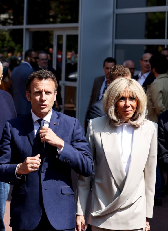Le président Emmanuel Macron et la première dame Brigitte Macron sont allés voter au Touquet pour le 2ème tour des élections présidentielles © Dominique Jacovides / Bestimage 