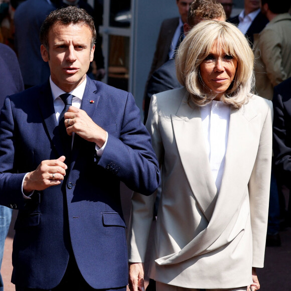 Le président Emmanuel Macron et la première dame Brigitte Macron sont allés voter au Touquet pour le 2ème tour des élections présidentielles © Dominique Jacovides / Bestimage 
