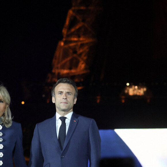 Le président français Emmanuel Macron et sa femme Brigitte Macron célèbrent la victoire du second tour de l'élection présidentielle française au Champ de Mars devant la Tour Eiffel, à Paris, France, 24 avril 2022. Emmanuel Macron a battu Marine Le Pen au dernier tour de l'élection présidentielle française, les sondages de sortie indiquant que Emmannuel Macron est en tête avec plus de 58 % des voix. © Stéphane Lemouton/Bestimage 