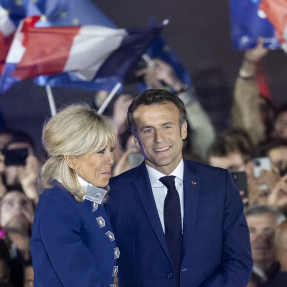 Le président Emmanuel Macron et sa femme Brigitte - Le président Emmanuel Macron prononce un discours au Champ de Mars le soir de sa victoire à l'élection présidentielle le 24 avril 2022. © Cyril Moreau / Bestimage 