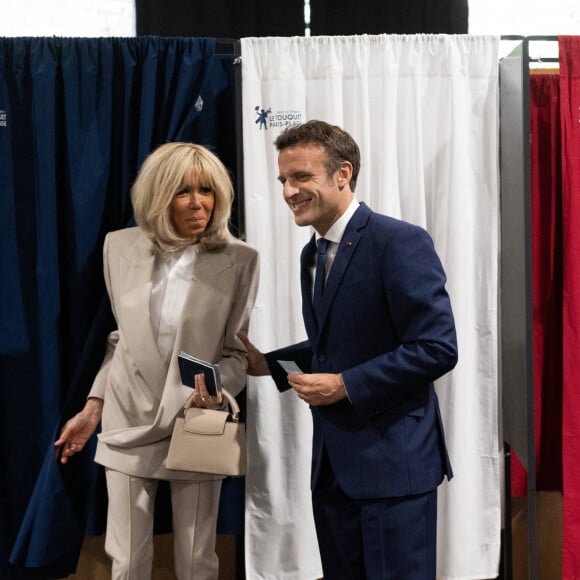 Le président de la République française et candidat du parti centriste La République en marche (LREM) à la réélection, Emmanuel Macron et sa femme, la Première Dame Brigitte Macron votent pour le deuxième tour de l'élection présidentielle française au Touquet, France, le 24 avril 2022. © Jacques Witt/Pool/Bestimage 