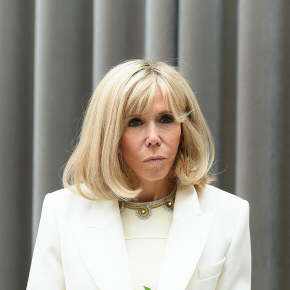 Brigitte Macron - Le président de la République lors de la remise du muguet par des représentants de la filière horticole et le président du marché de Rungis au palais de l'Elysée à Paris . © Jacques Witt / Pool / Bestimage